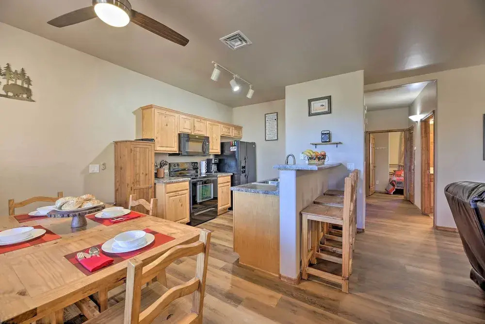 Near Lake & Trails: Show Low Condo w/ Grill!