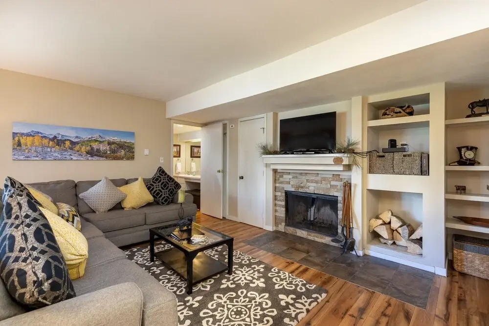 1095 Wild Irishman 2 Bedroom Condo by Redawning
