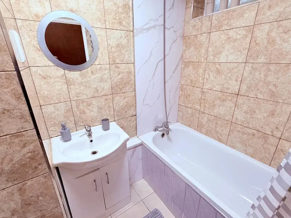 Cosy 2 Bedroom Apartment by Airport & Town Centre