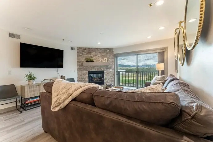 Lake Forest Summit Condo: Great Penthouse Views