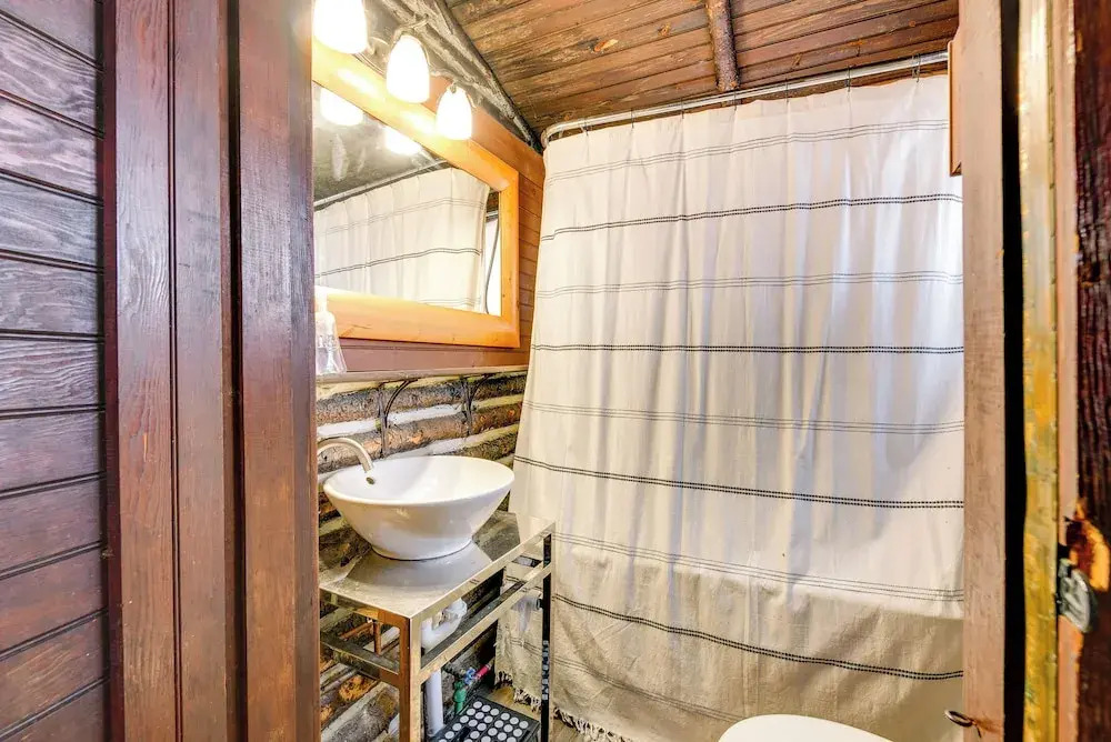 Easy Interstate Access: Original Poconos Log Cabin