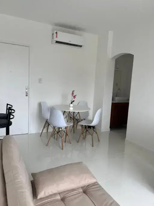 1/4, sala. Porto da Barra.