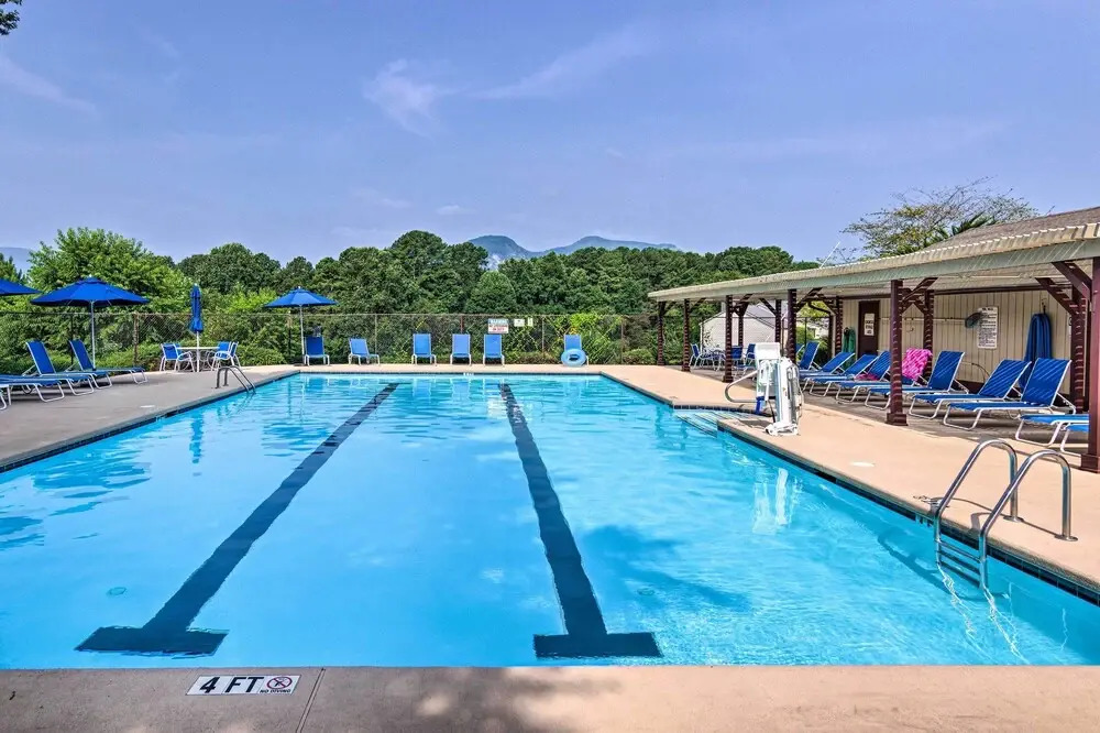 1 Mi to Lake Lure: Mtn-view Studio w/ Balcony!