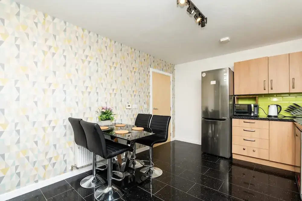 3 Bedroom House - Free Parking