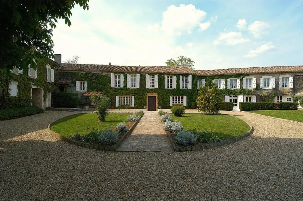 Logis Hôtels Domaine du Châtelard