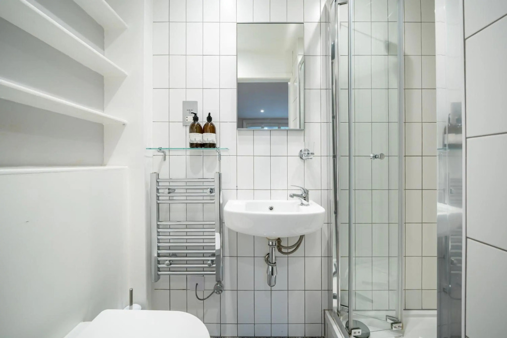 Homely 4 bedroom flat with private courtyard near Angel, East London