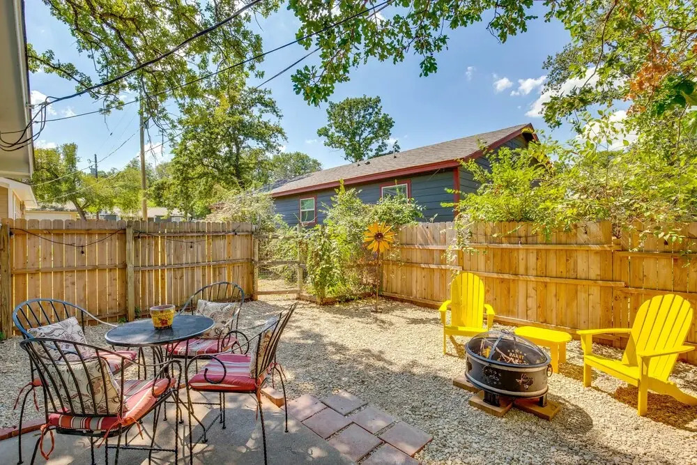 Charming Granbury Cottage Retreat w/ Private Patio