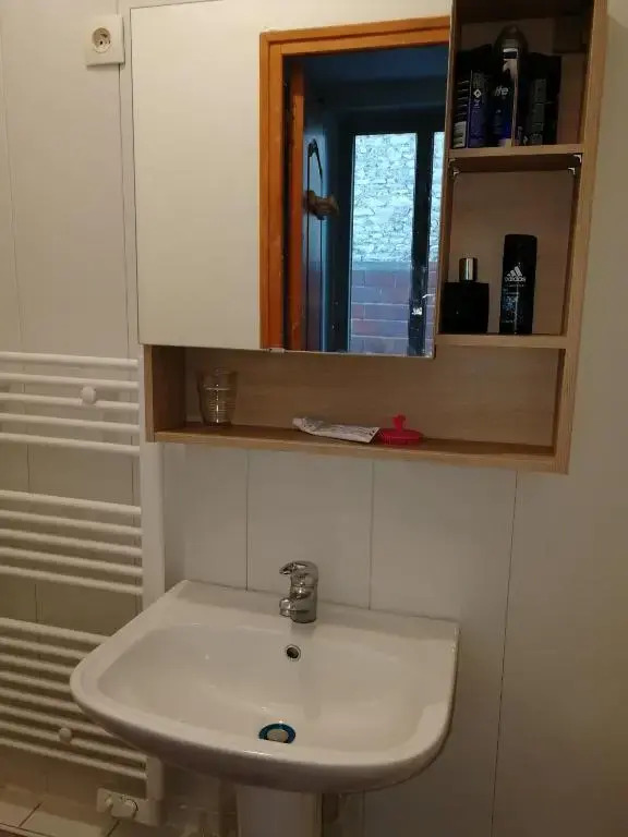 LOUE STUDIO PROPRE !, Endroit très calme, à 5 minutes gare mantes la jolie