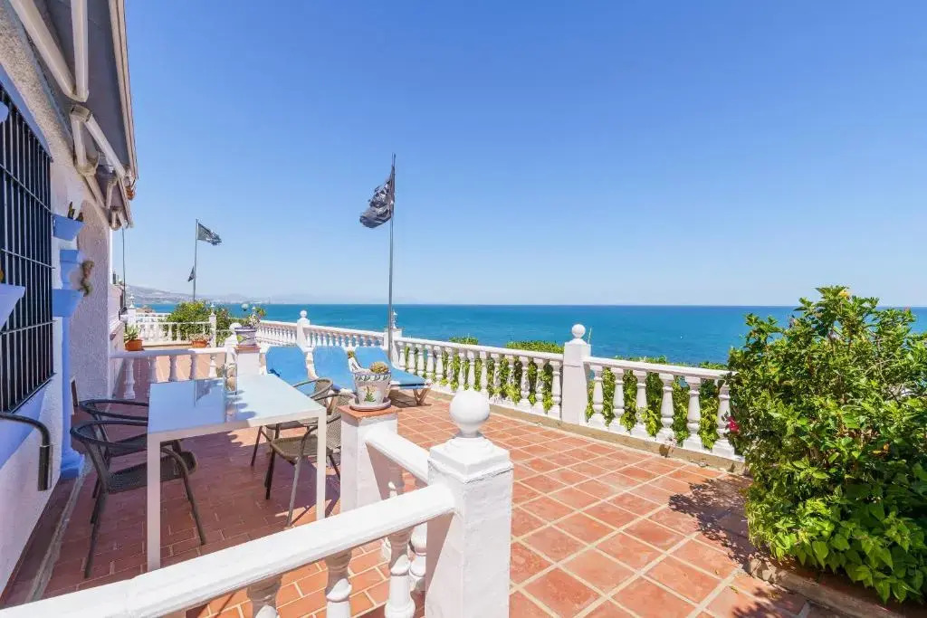 12 House in front of the sea