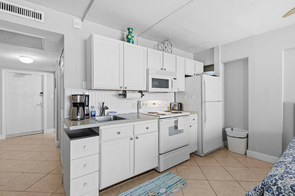 Hawaiian Inn 209