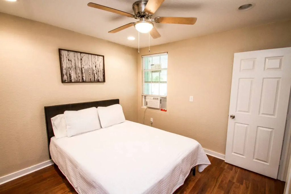 One Bedroom Apartment Near Downtown with Sleeper