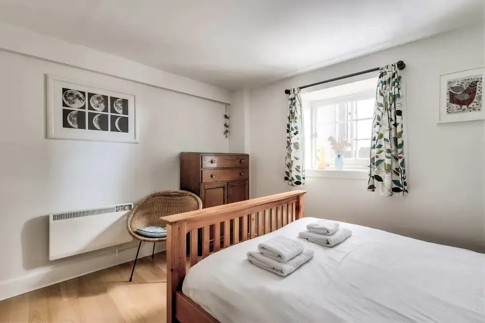 Converted Tea House With Retro Vibes In Lively Leith