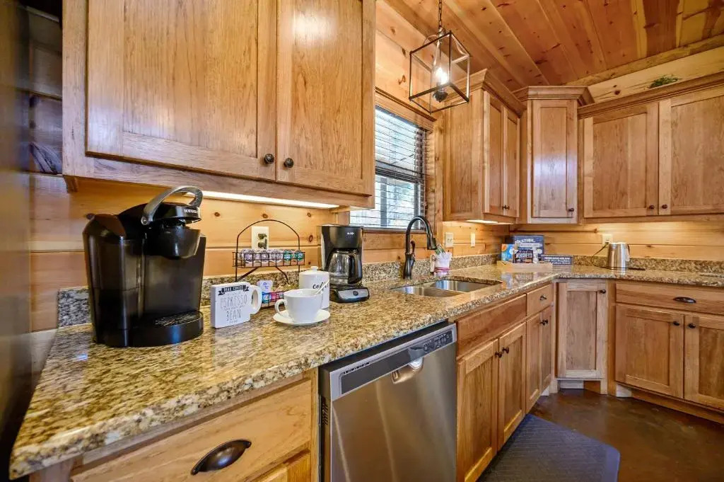 Blossom Belle Lodge Luxury cabin 4 Bedroom, 3.5 Bath sleeps 11