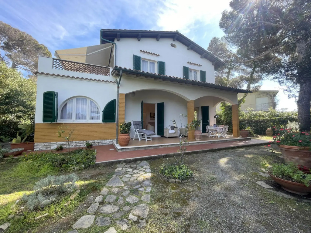 Apartment o the ground floor in villa with big garden, mt. 30 far from the sea. 3 bedrooms. Parking.-AS 11