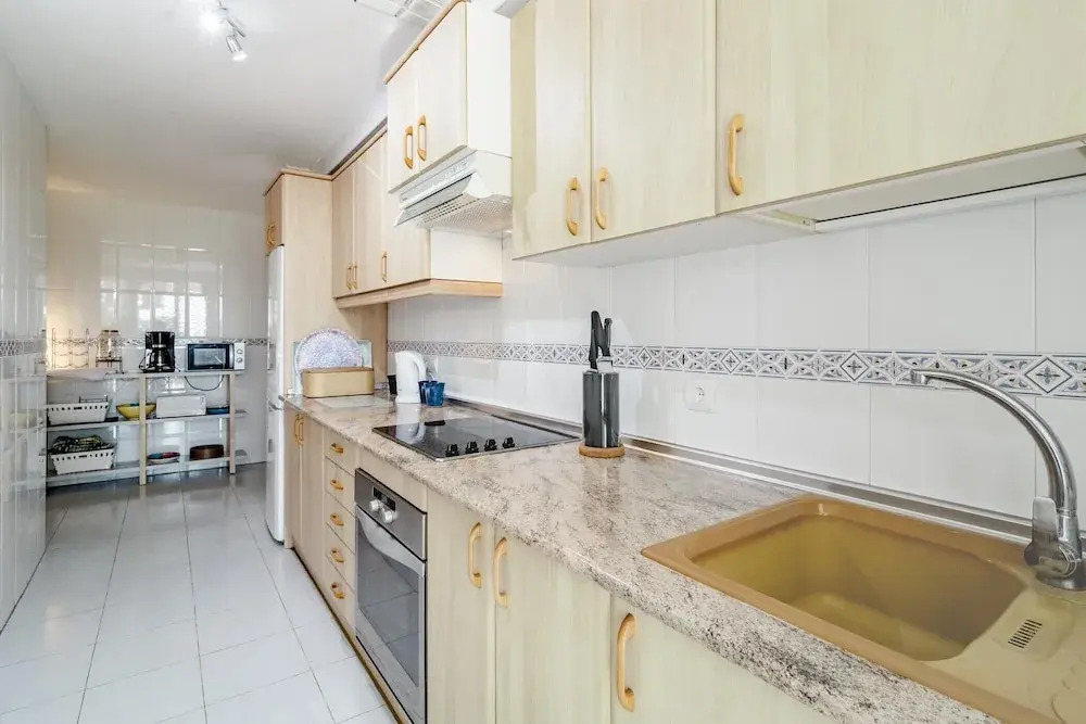 LCR4 - Large 3 bed apt close to beach, port