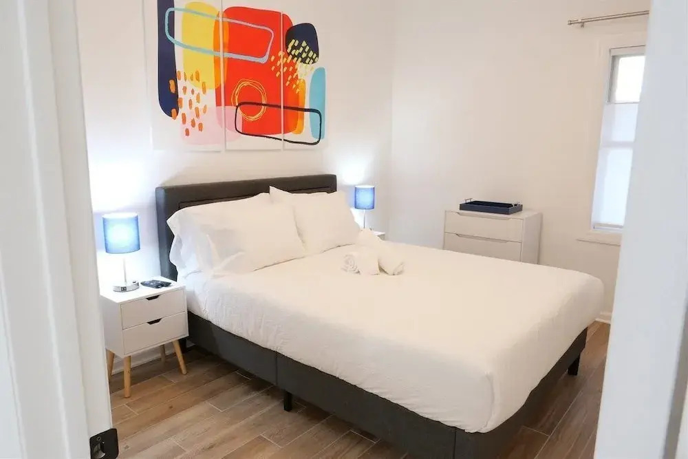 Pop Art Chic! Stunning Shaw - U Street Apartment
