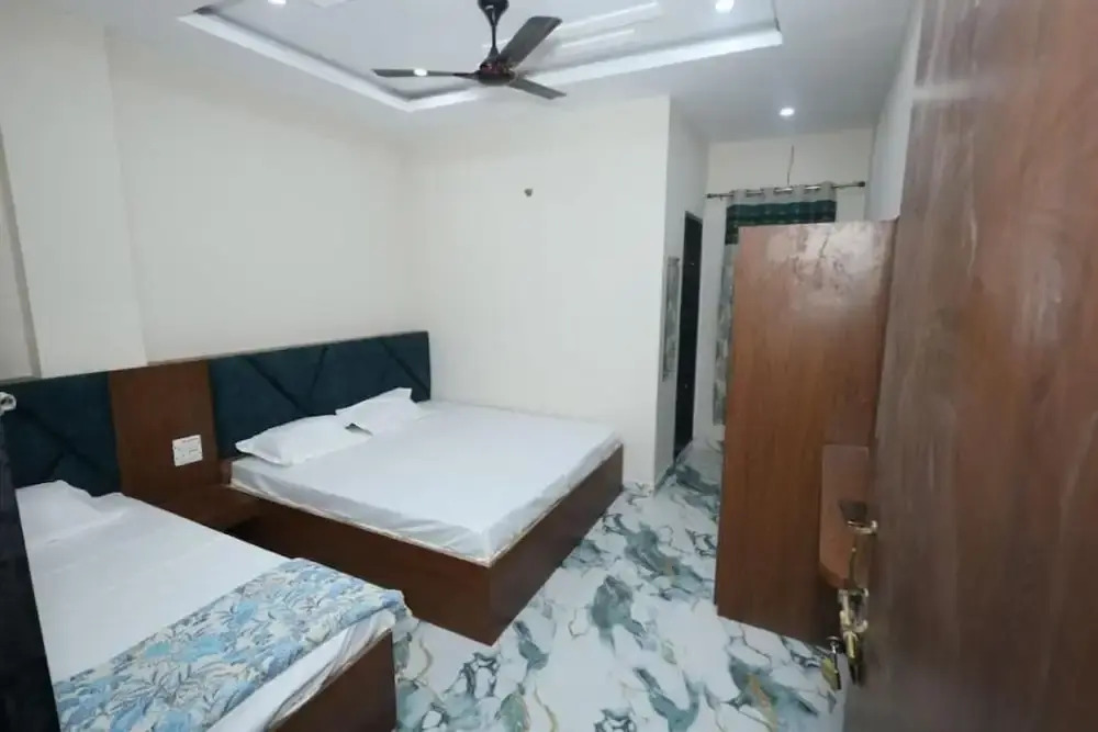 Hotel Shri Balaji Dham, Family Room Near Mathura Railway Station