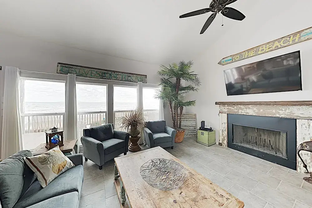 Exquisite Gulf-front W/ Steps To Beach 3 Bedroom Home