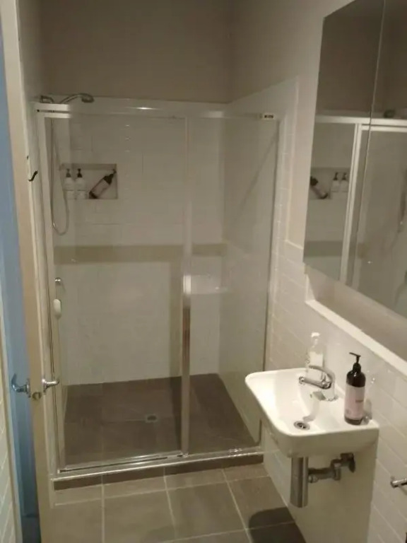 Lovely 2 bedroom apartment across from Shepp Lake.