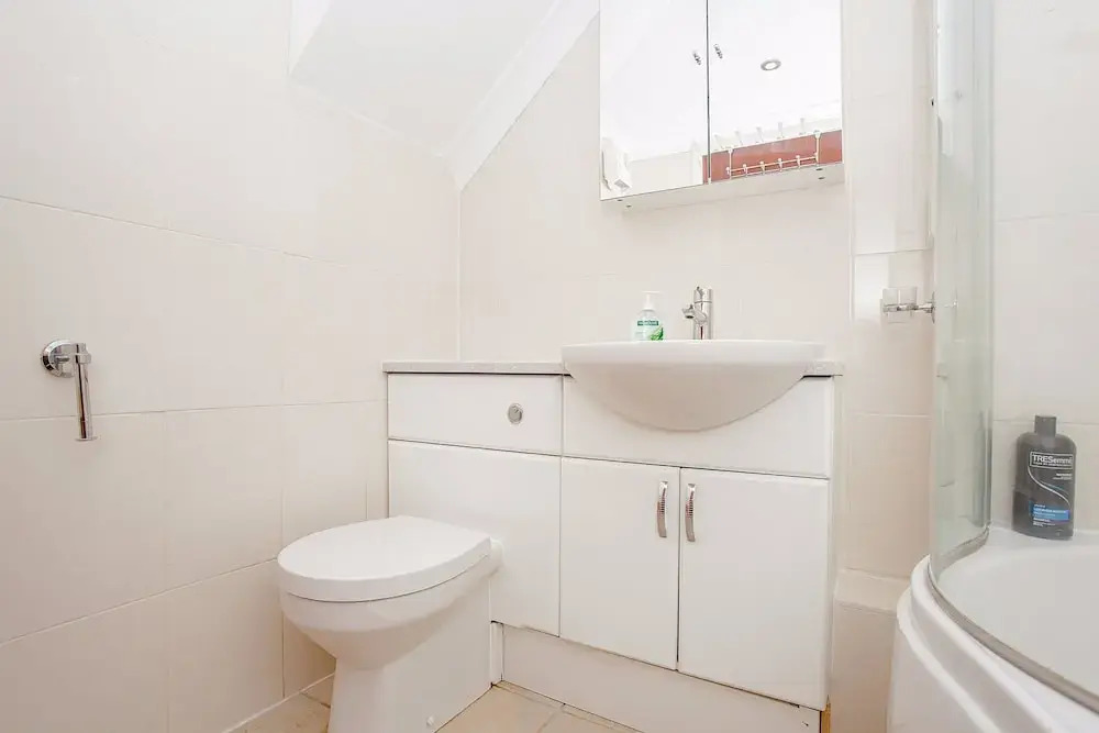 A Bright Top Floor Maisonette Along The Quays