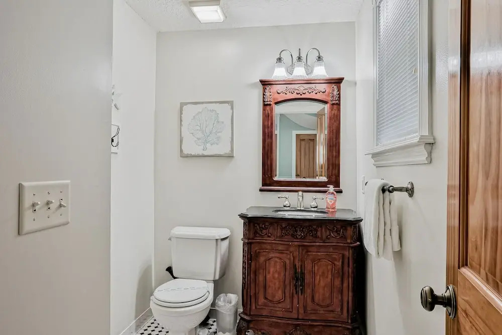 Classic Victorian Home Near Downtown With a Private Pool, Wifi, & Washer/dryer
