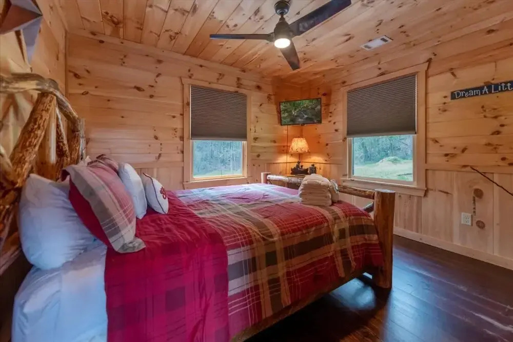 Carters Cozy Cabin - Peaceful Cabin With 13 Acres of Lawn Trees and Trails