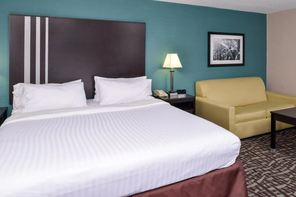 Holiday Inn Express & Suites North Lima by IHG