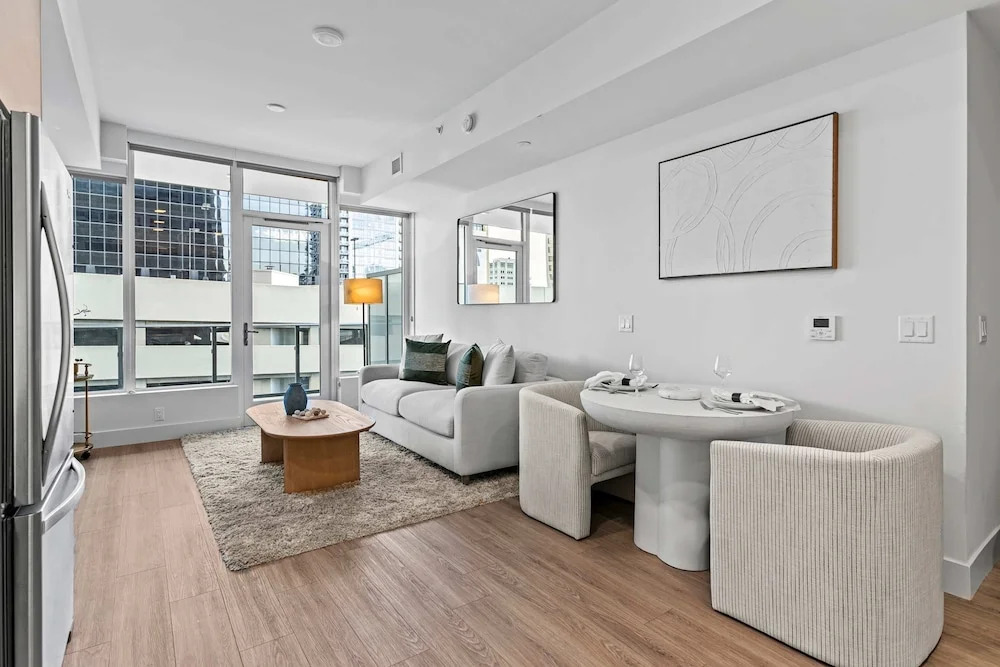 NEW Downtown Luxe King Suite Sauna Pool Access