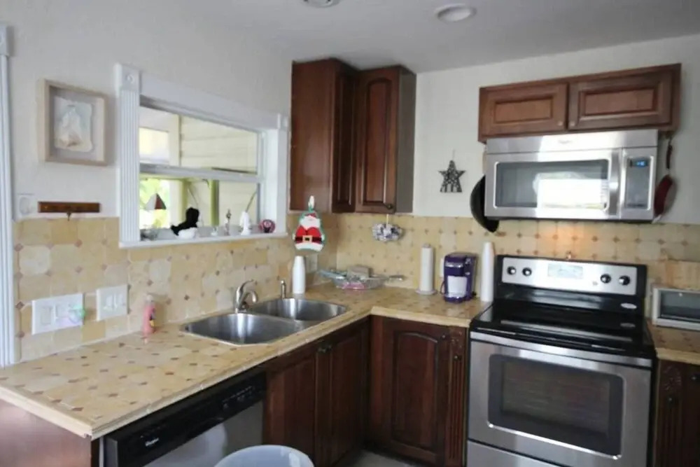 Mermaid Bungalow- 2 BR House Close to the Beach