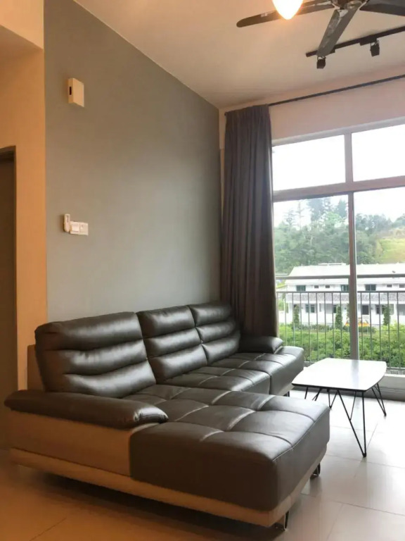 Golden Hill 1 Room Apt at Night Market