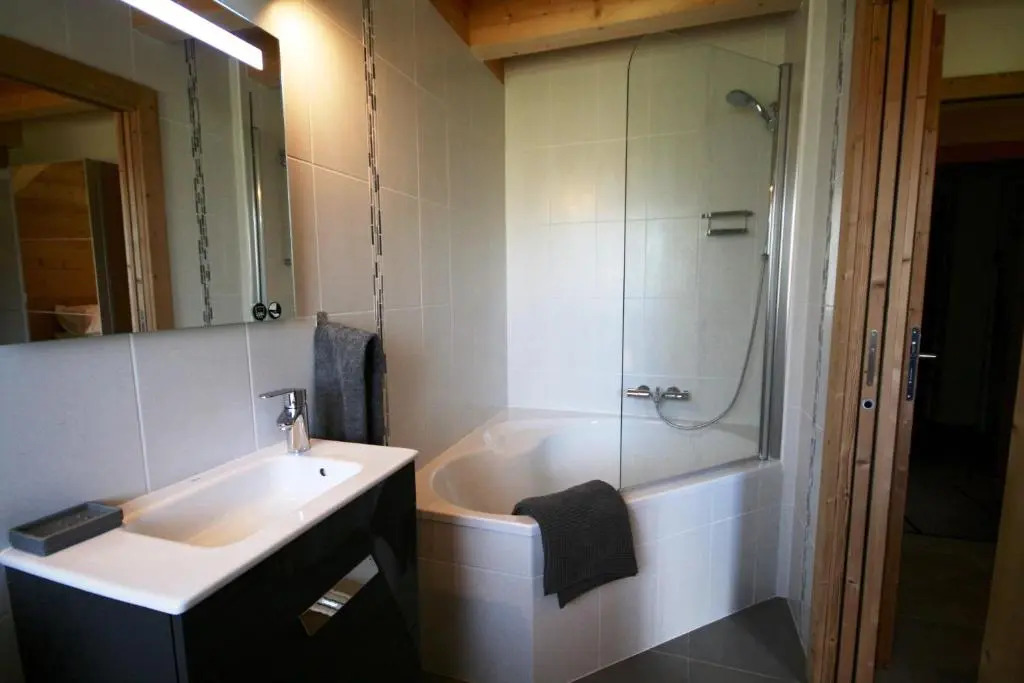 Chalet Timbers - Light and modern - sleeps 6 - Les Gets