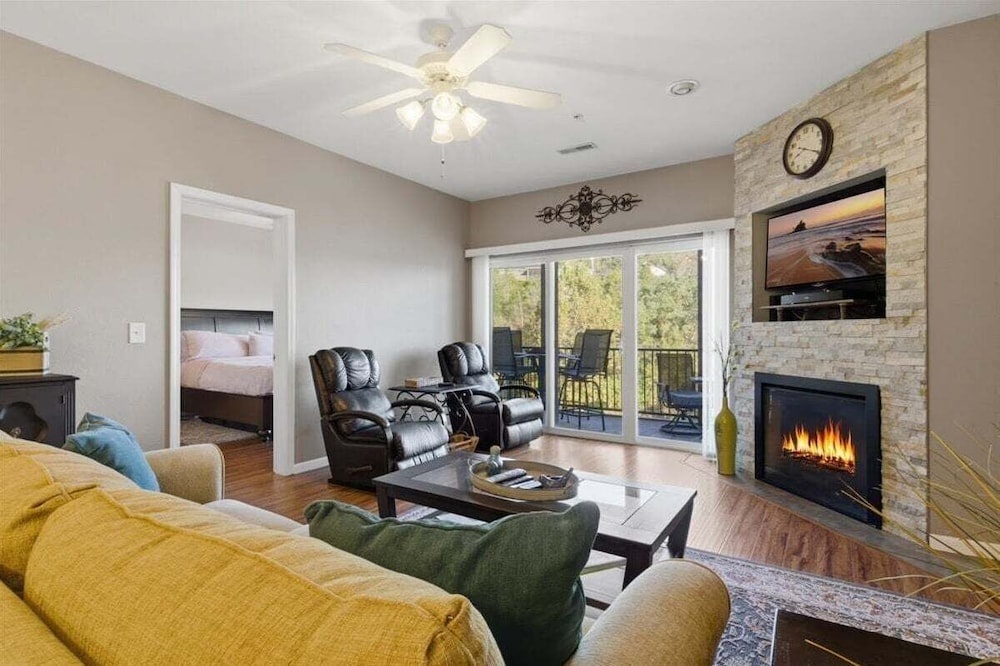 Lakefront Condo w/ 3 Pools, Boat Slip & Patio Views at 13mm of the BIg Niangua