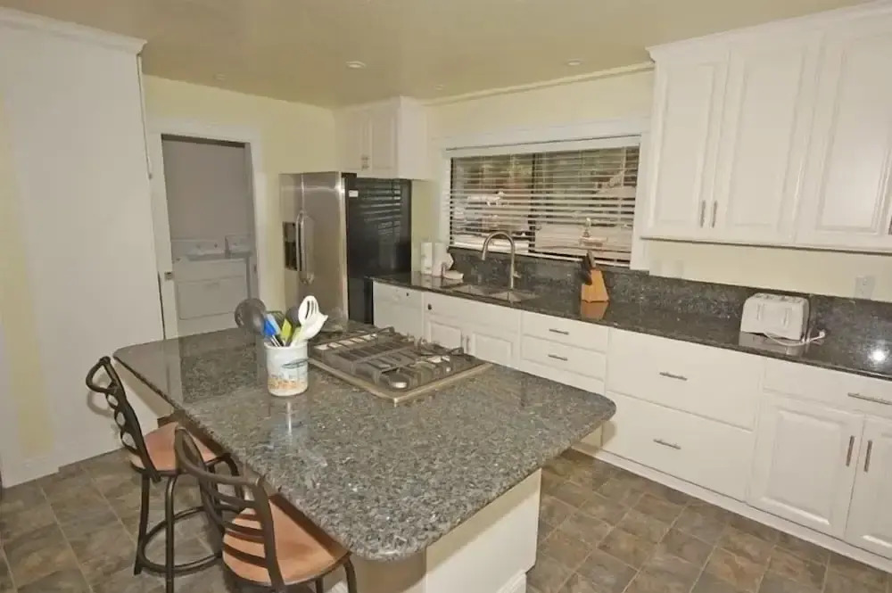 771 Lakeview Avenue 4 Bedroom Home by RedAwning
