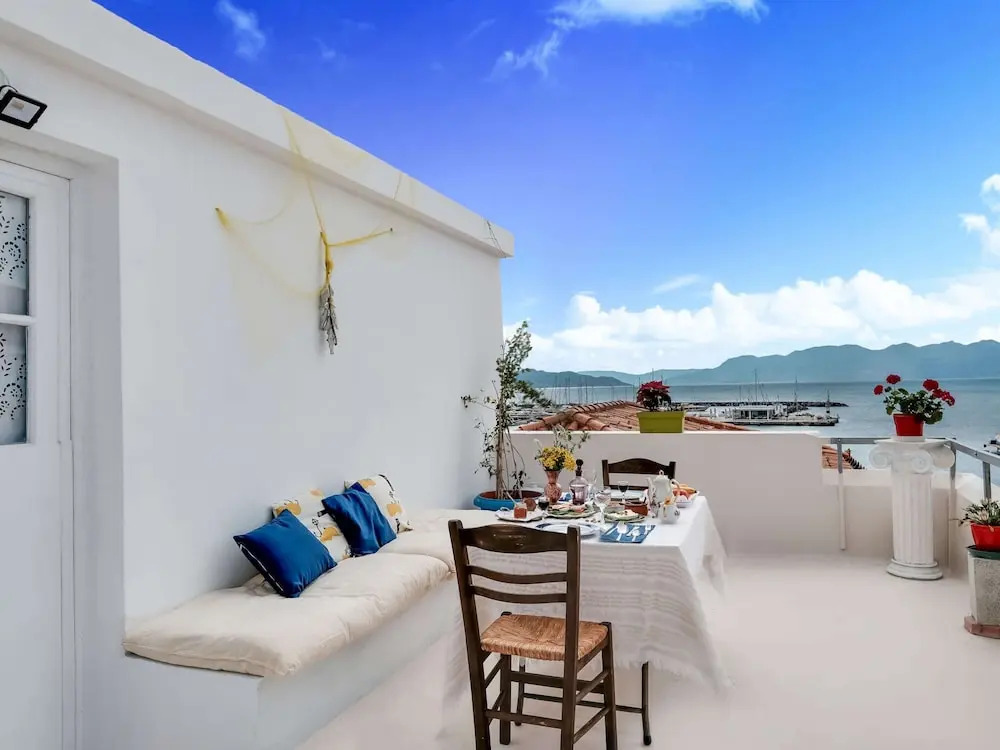 Astra Holiday Home in Aegina Island With Gorgeous Sunset Views