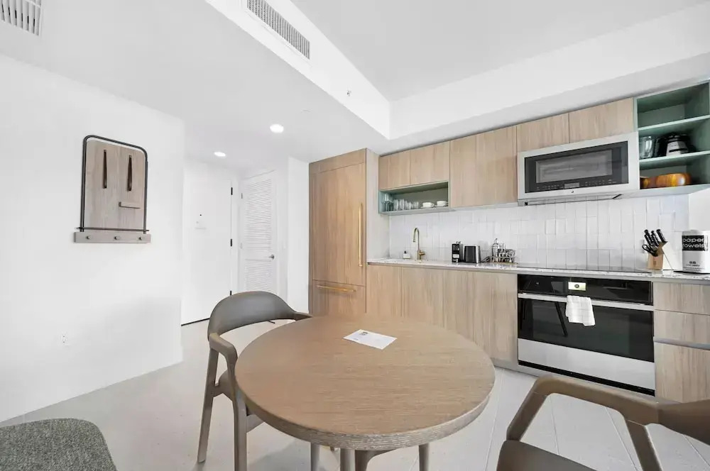 Skyline Retreat Chic 1-BR with City View
