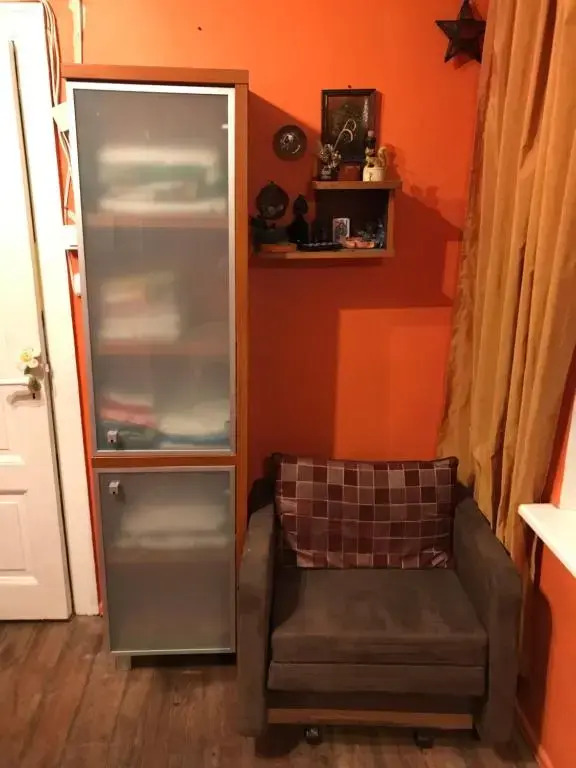 Cozy condo for up to 3 travellers, with kitchen and bath