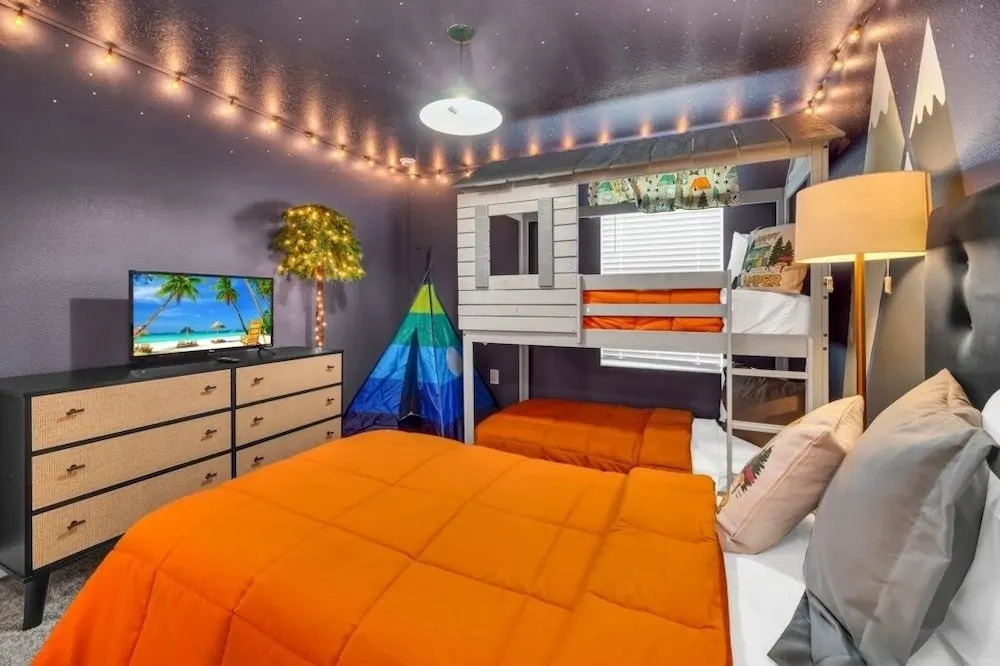 Magnificent Star Wars & Designed Rooms Pool & Spa! 7 Bedroom Villa
