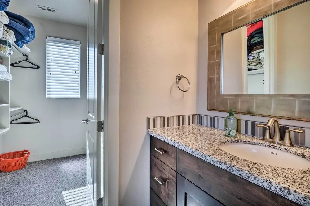 Utah Home w/ Pool & Hot Tub Access, Mtn Views!