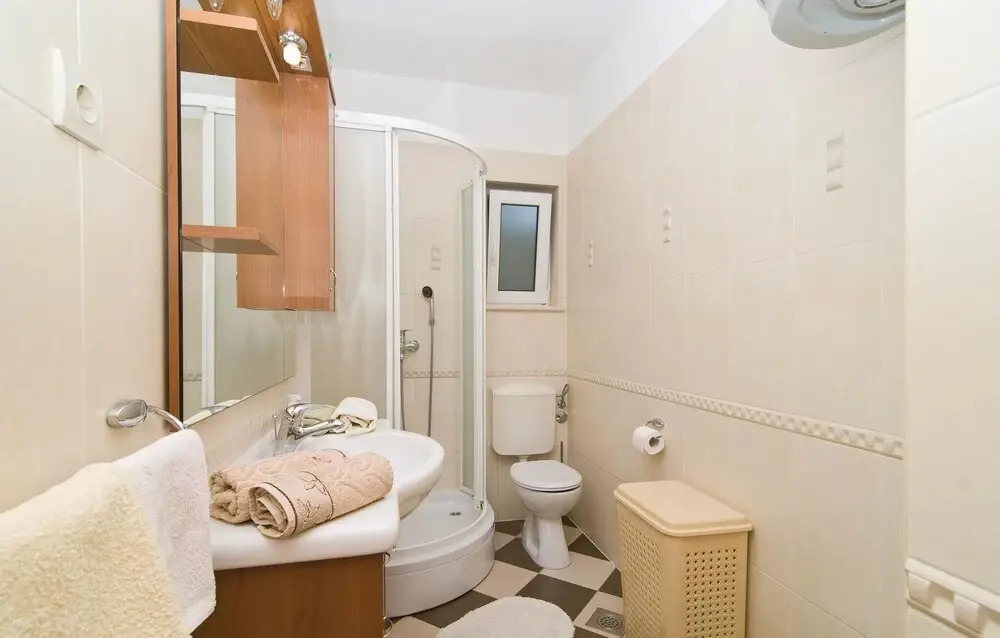 Awesome Home in Lokva Rogoznica With Wifi and 4 Bedrooms
