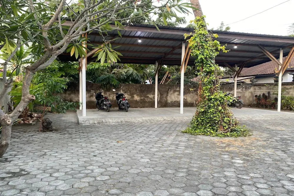 OYO Life 93155 Wisma Sarah