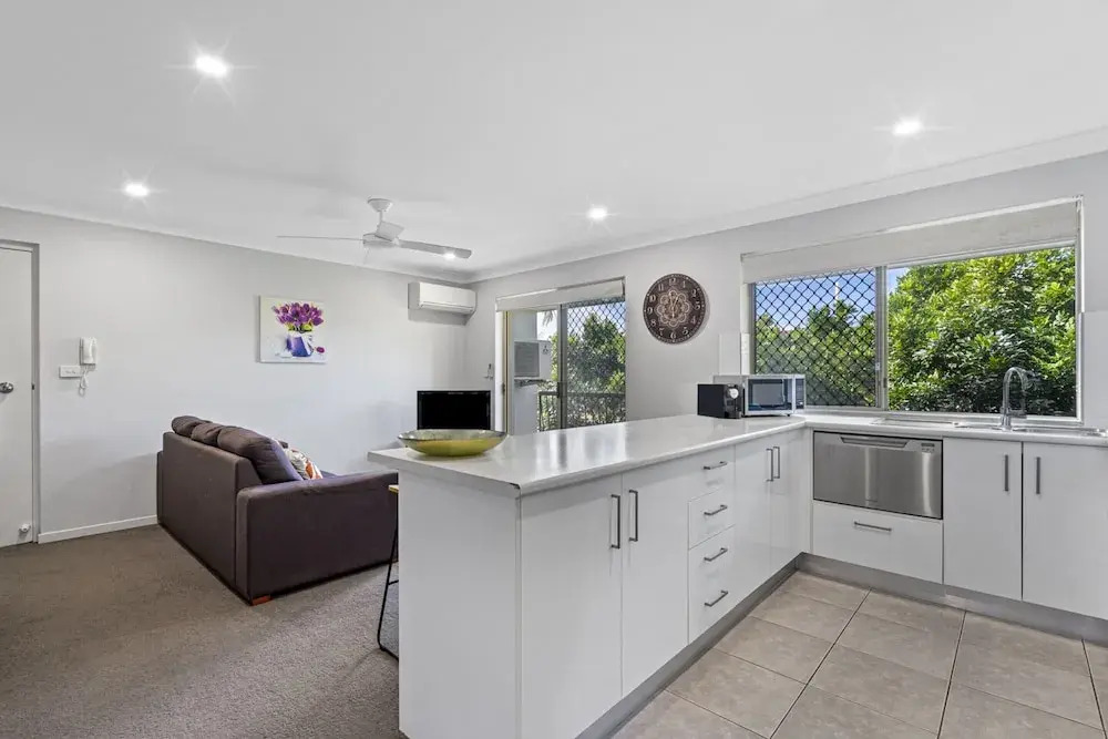 Charming 3-bed Apartment Near Local Shops