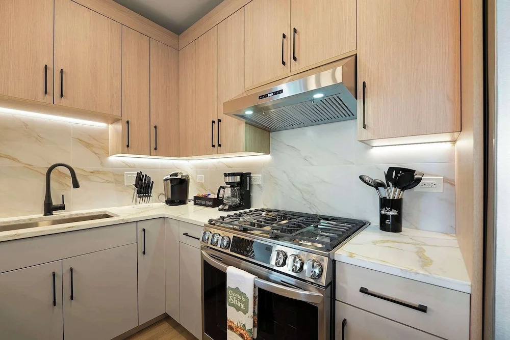 Modern 2br2ba Condo Free Parking and Balcony