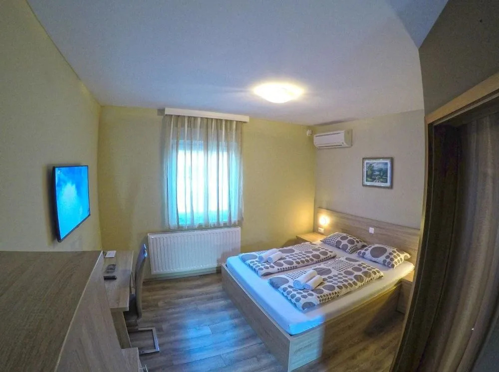 Apartments and Rooms Rea