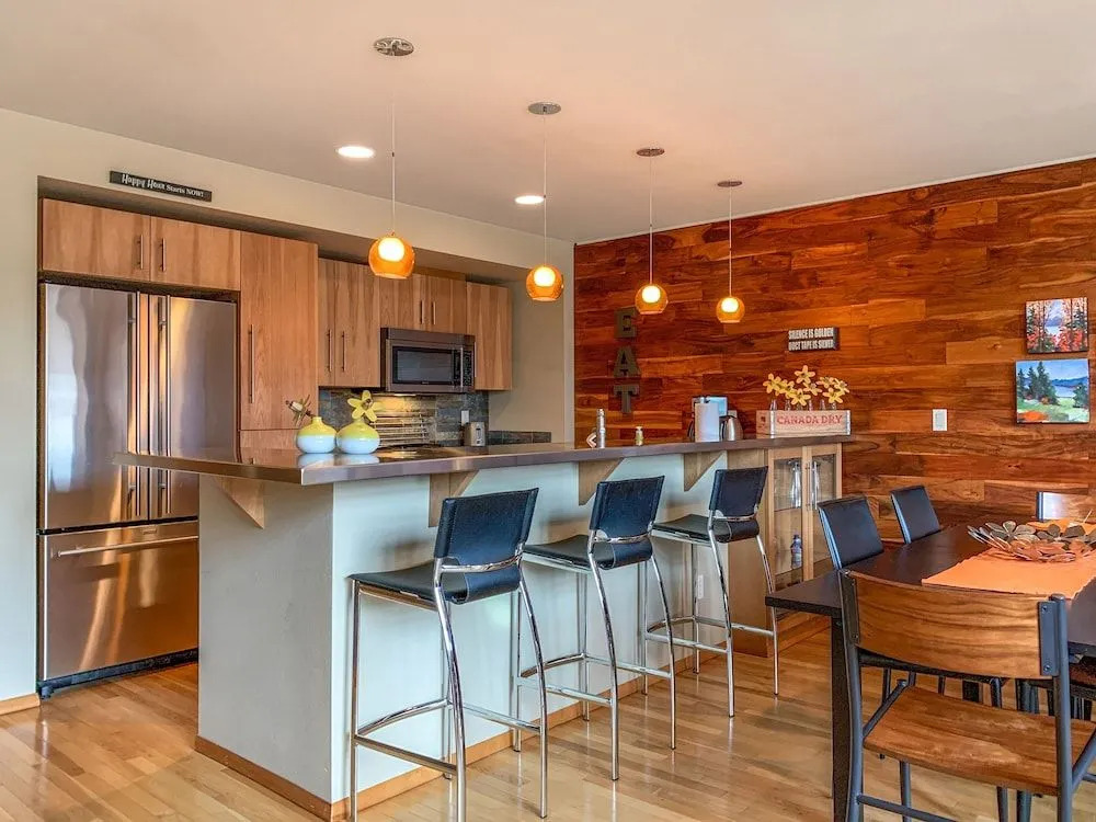 Sophisticated Urban Loft Townhouse with BBQ on the Deck by RedAwning