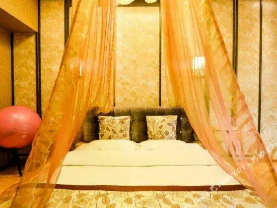 Hi Theme Hotel (Xuchang Caowei Ancient City Pang Donglai Life Square)