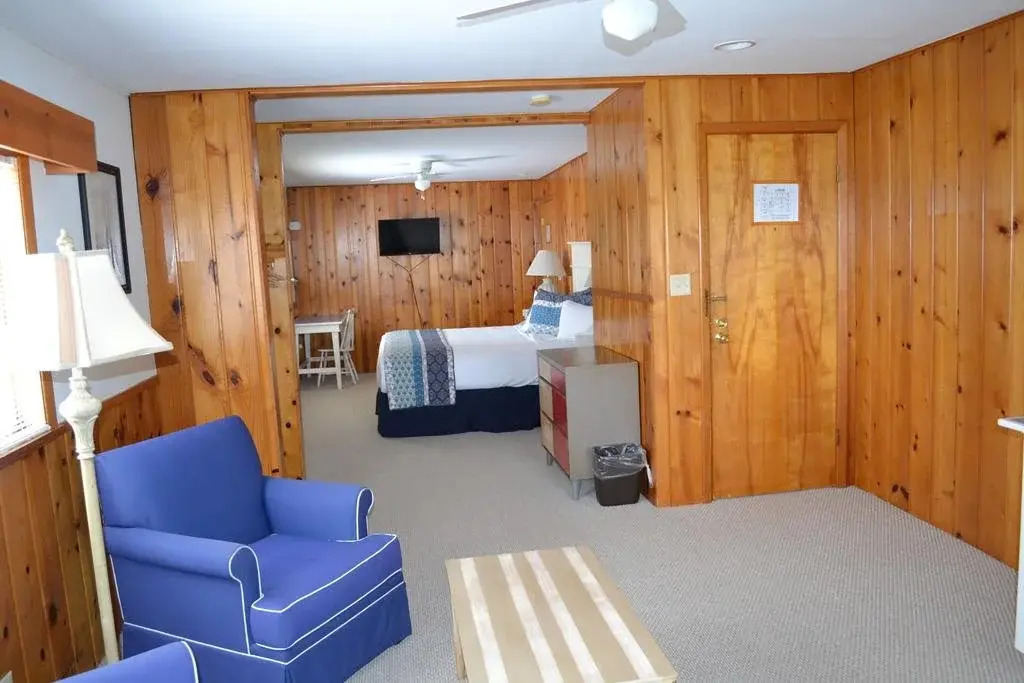Buzz's Lakeside Inn