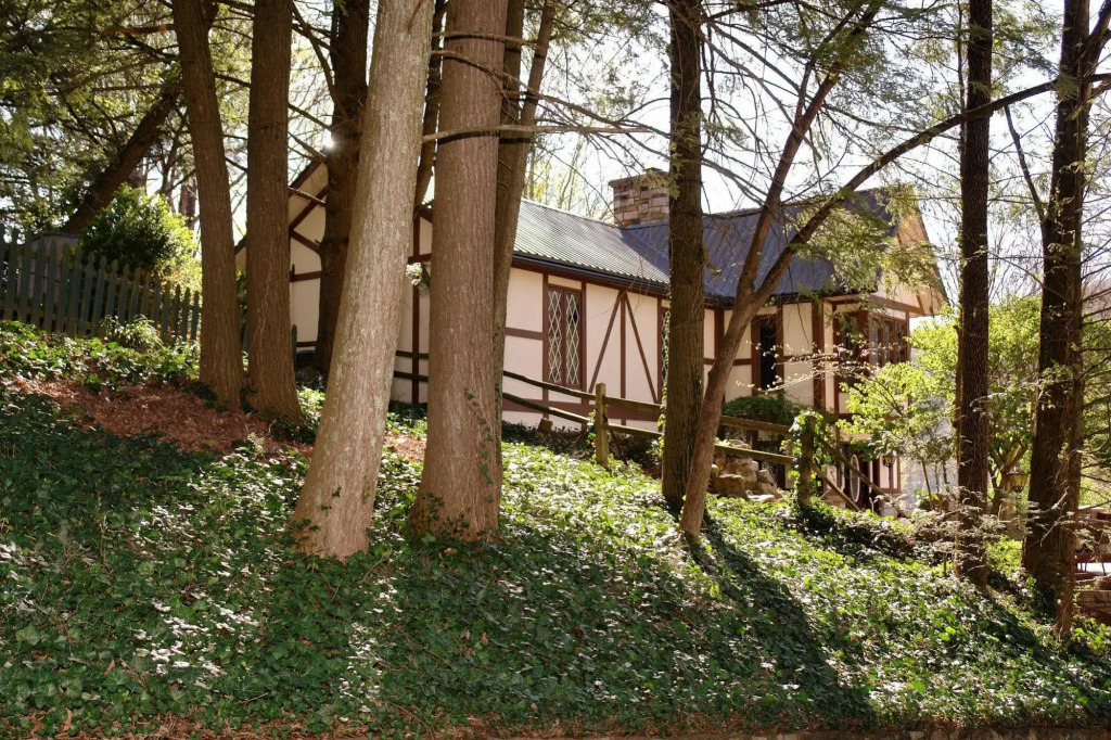 Tudor Inn Gatlinburg B&B