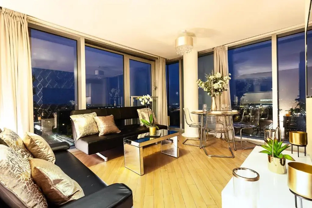 2 Bedroom 2 Bathroom Apartment in Central Milton Keynes with Free Parking and Smart TV - Contractors, Relocation, Business Travellers