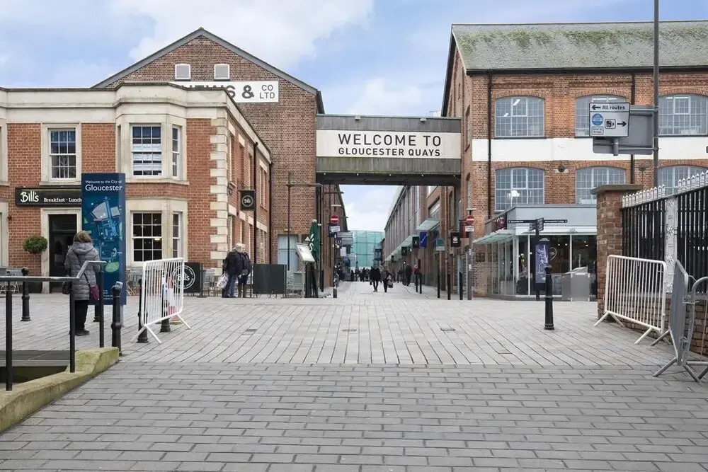 Elliot Oliver - Luxurious Two Bedroom Apartment in The Docks