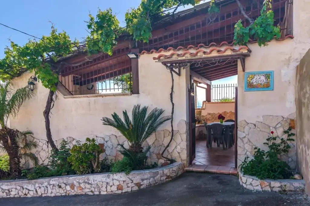 Casetta con piscina fra Catania e Siracusa